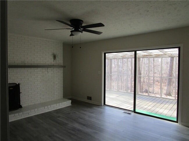 Building Photo - 3730 Newport Dr