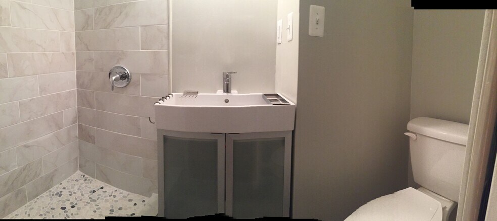 Upstairs Master Bedroom w/ attached bath - 416 E Gittings St.