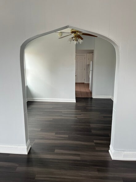 Dining area - 2415 W Arthington St