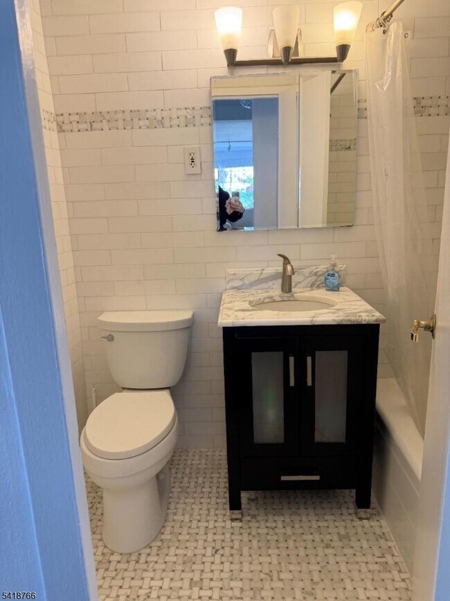 Building Photo - 1375 River Rd