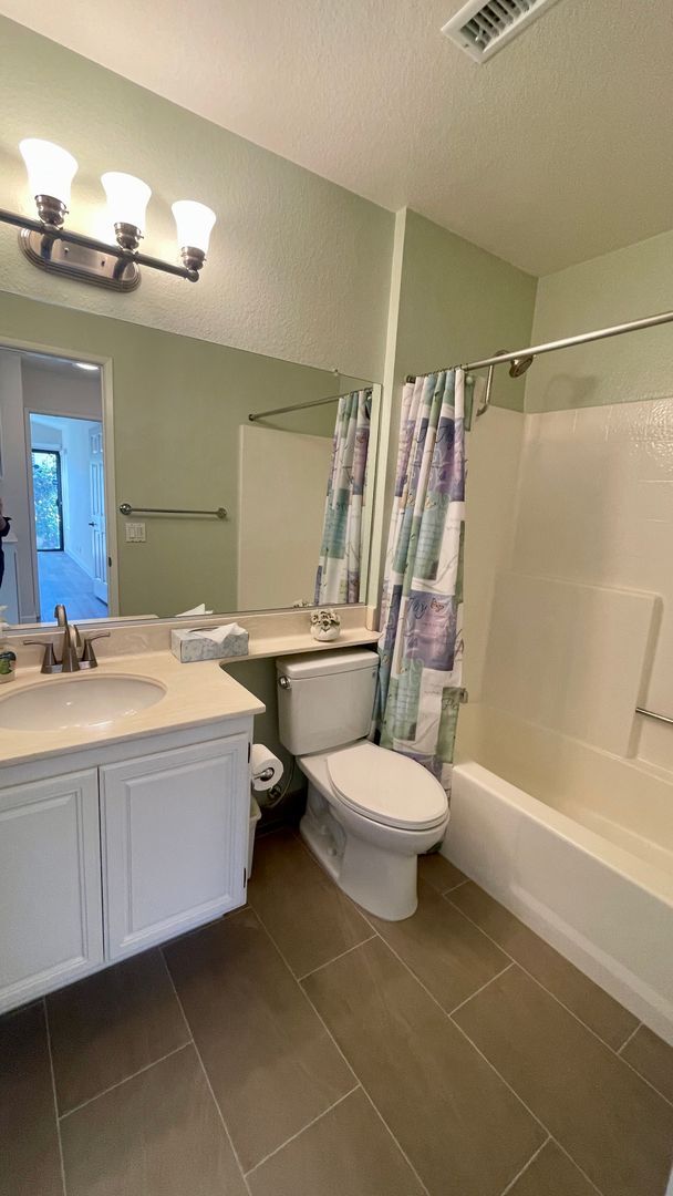 Building Photo - Exceptional 3 Bdrm, 2 Ba, Single Story Hom...
