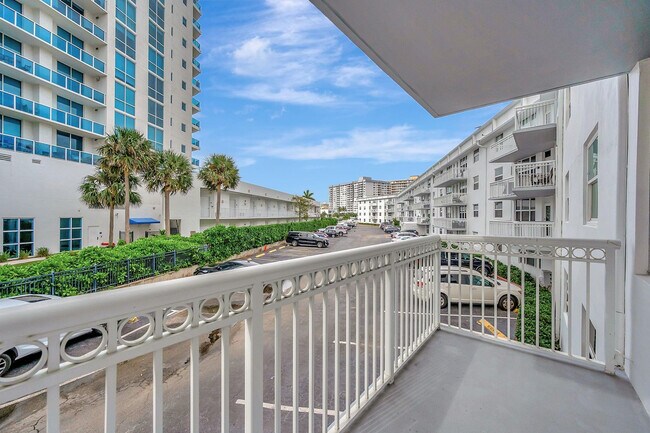 Building Photo - 1913 S Ocean Dr