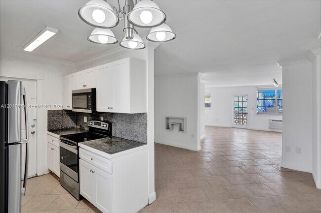 Building Photo - 713 Collins Ave