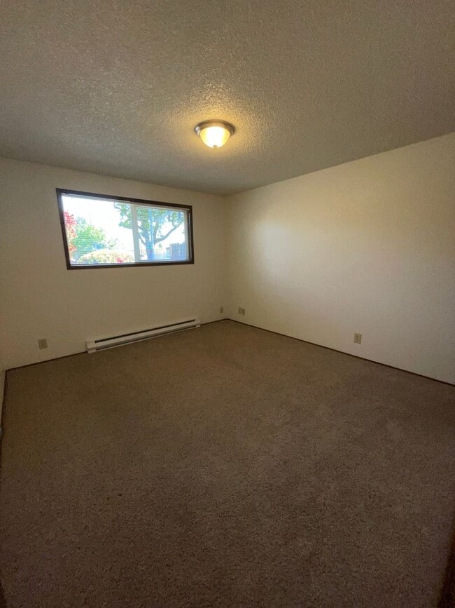 Building Photo - Rent Special!! 2-bedroom Single Level Apartment
