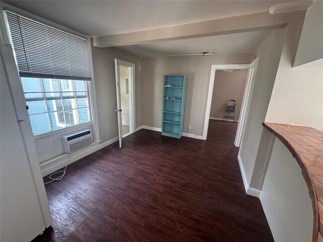 Building Photo - 711 W 35th St