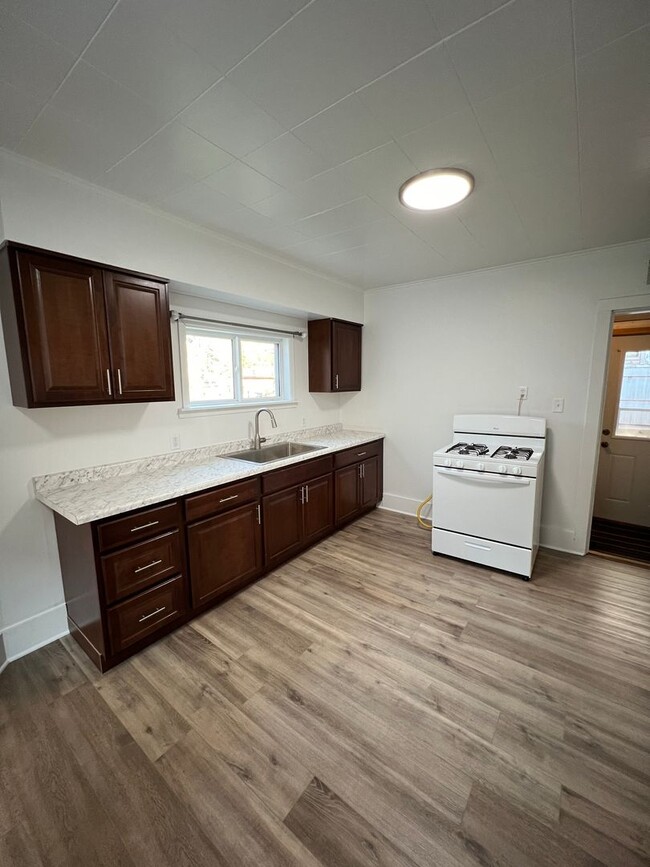 Building Photo - AVAILABLE JUNE - Single Level 2 Bed 1 Bath...