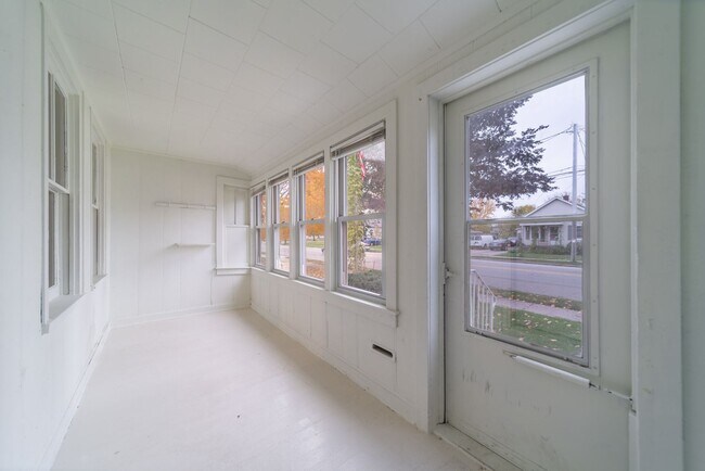Building Photo - 409 Racine St