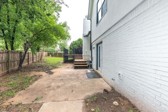 Building Photo - Newly Renovated 4 Bed / 3.5 Bath in Tulsa ...