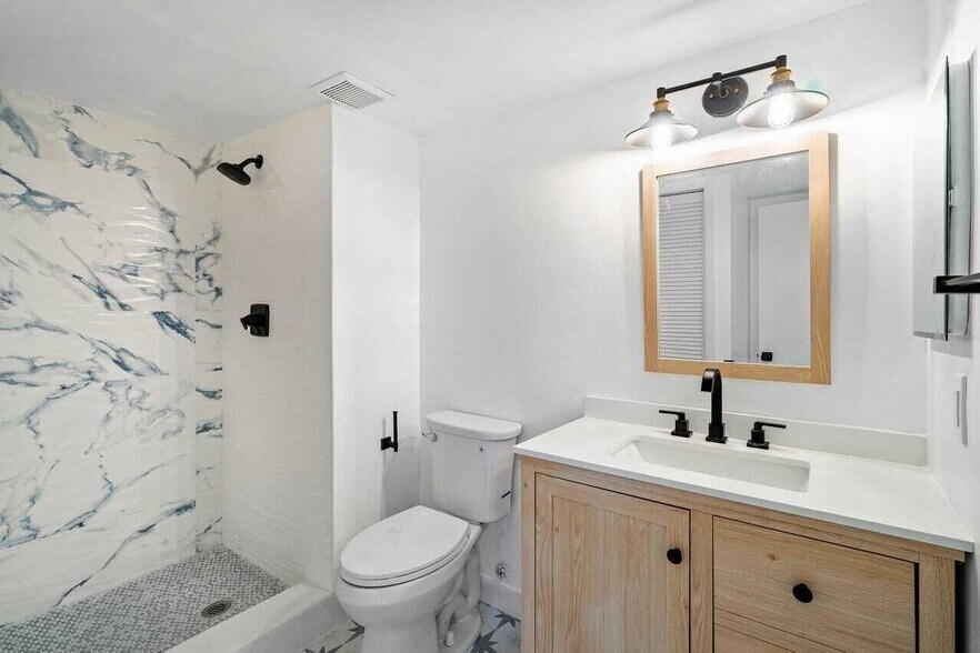 Building Photo - 341 Lakeview Dr