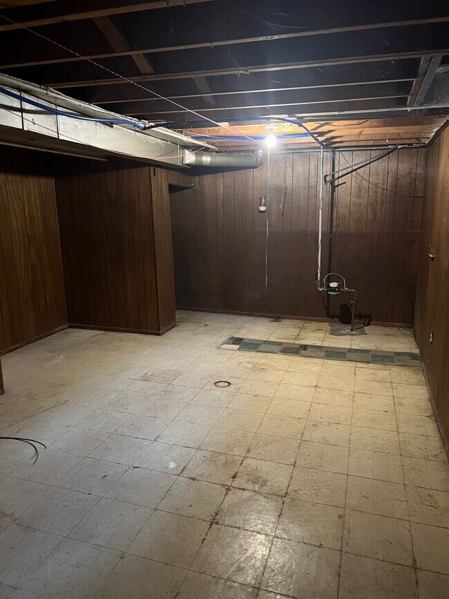 Building Photo - 3 Bedroom 1.5 Bath - $1200