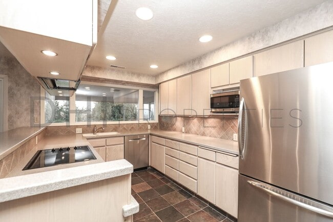 Building Photo - SPACIOUS MIDCENTURY HOME IN LONGVIEW'S CASCADE WAY NEIGHBORHOOD FOR RENT