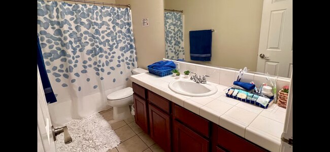 Building Photo - Super Great Deal on this fully furnished 4 BD 2 BA house with a Pool and Solar