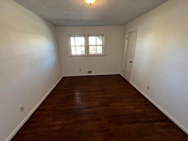 Building Photo - 1705 Carolyn Dr
