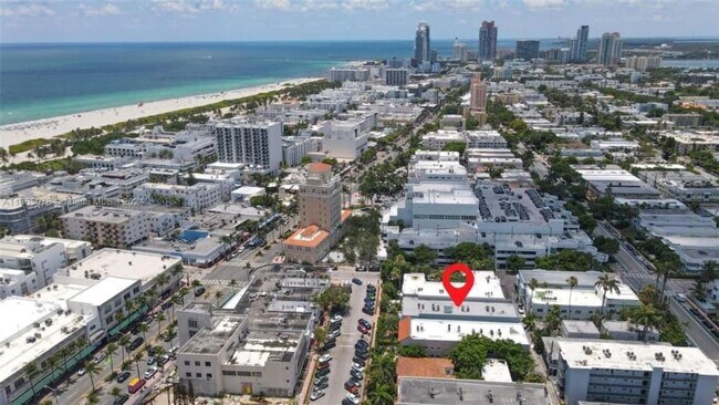 Building Photo - Charming 2BR Townhome in Miami Beach