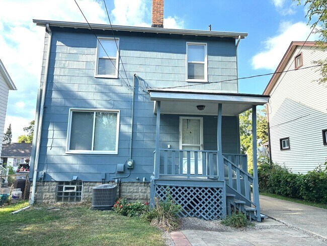 Building Photo - 536 E Jarvis Ave