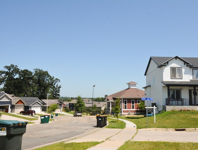 Building Photo - Beautiful, Modern, Updated, 4 Bed 3 Bath A...