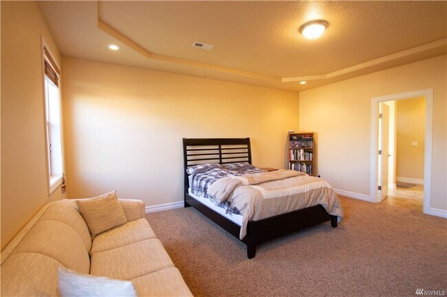 Building Photo - Beautiful 3 bed 2 bath stucco home in a newer area of homes. Just down the street from Park Orcha...