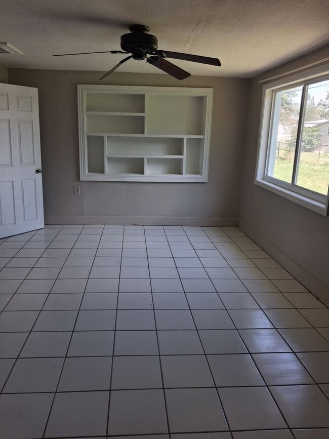Building Photo - 3 Bedroom 2 bath on a dead end street