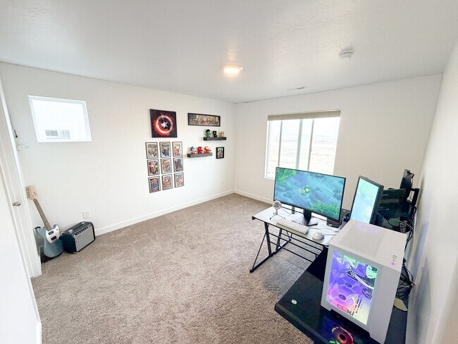 Building Photo - Hidden Springs Gem