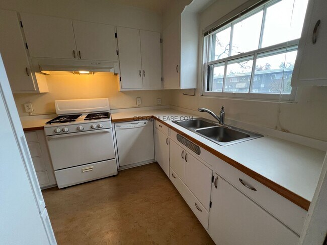 Building Photo - 2 Bedroom 2 bath downtown apartment available now