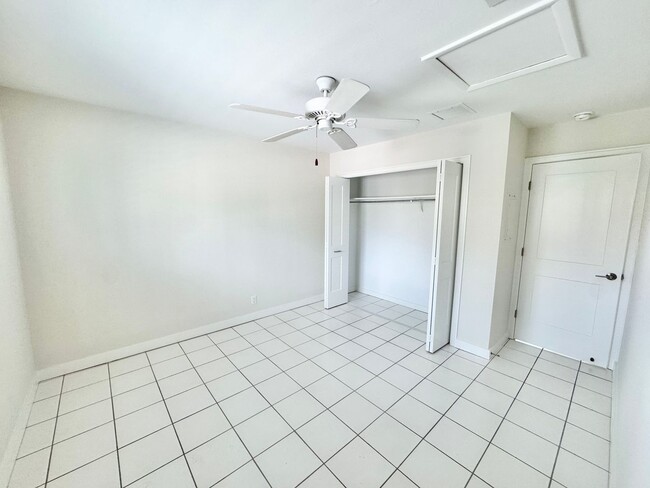 Building Photo - ** OLDE NAPLES ** 1 BED / 1 BATH ** CONDO ...