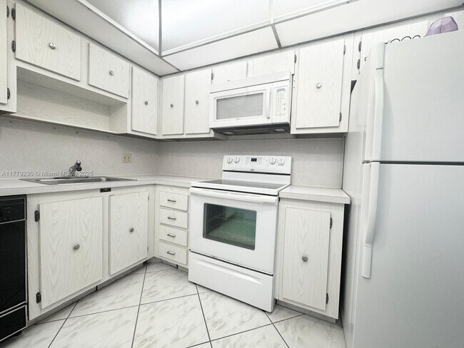 Building Photo - 3800 S Ocean Dr
