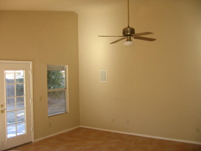 Building Photo - Gilbert 3Bd/2Bth + Den Single Story Home - Landscaping Included