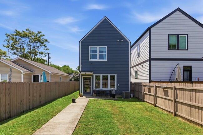 Building Photo - 1608 16th Ave N