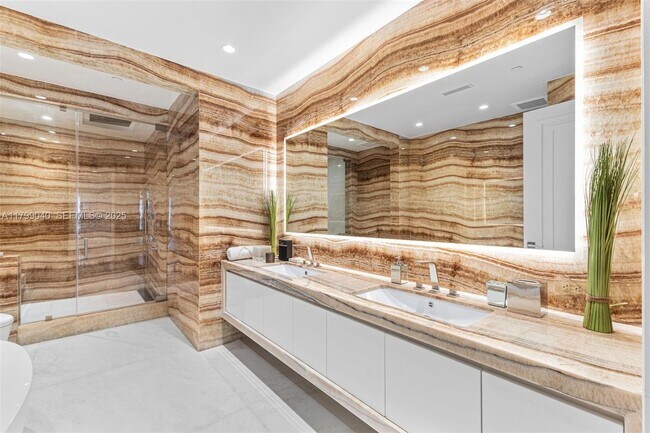 Building Photo - 17901 Collins Ave