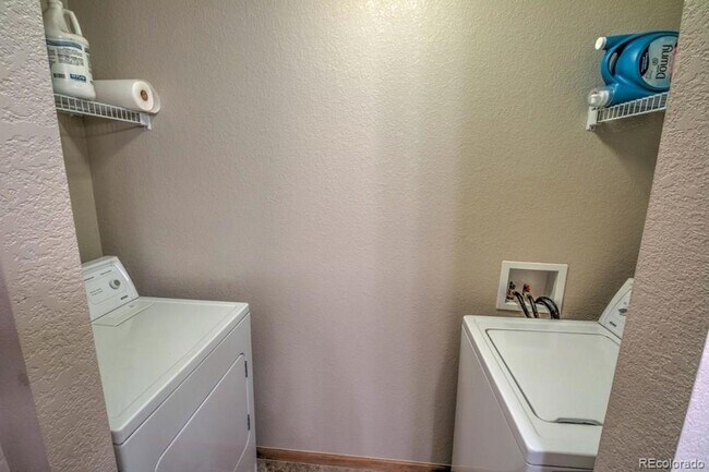 Building Photo - Spacious 3 bedroom home in the heart of Mo...