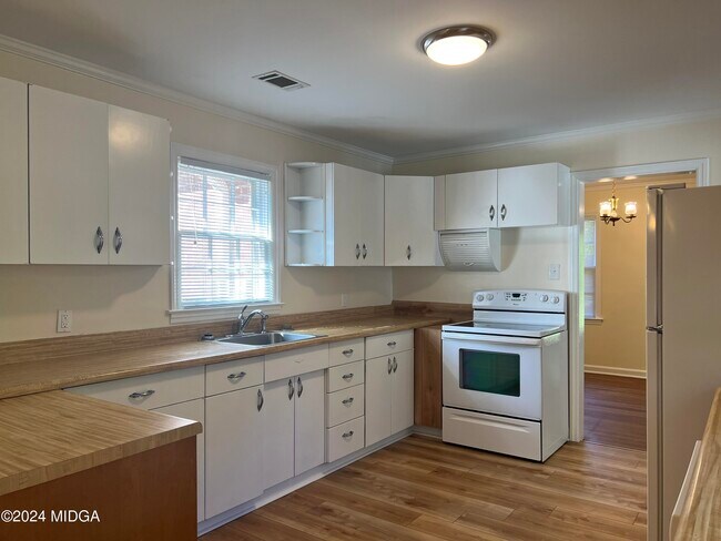 Building Photo - 110 Bragg St