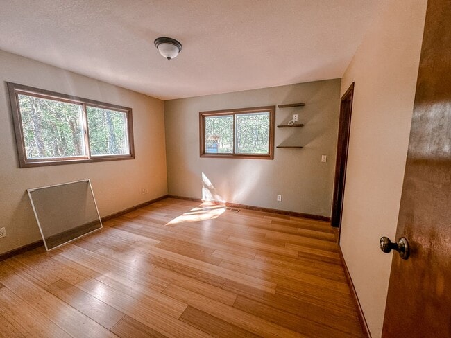 Building Photo - Peaceful Country Living on Over 3 Acres in South Eugene!