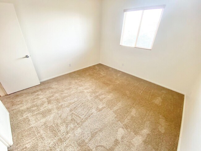 Building Photo - CUTE 3 BEDROOM / 2.5 BATHROOMS, TOWNHOME W...
