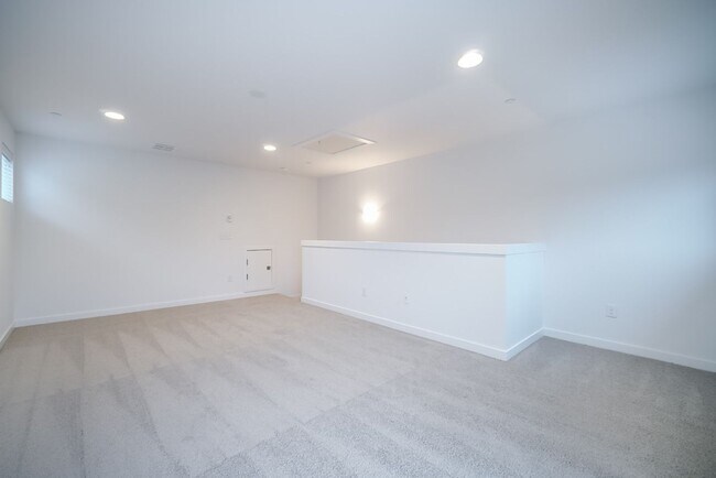 Building Photo - 2Bd/2.5Ba Bellevue Townhouse