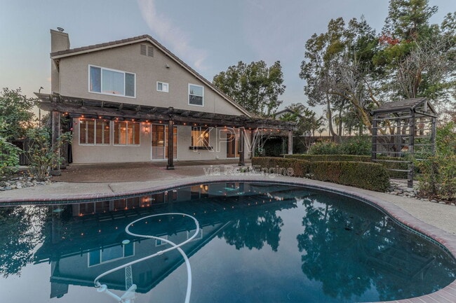 Building Photo - 2326 Carriage Dr