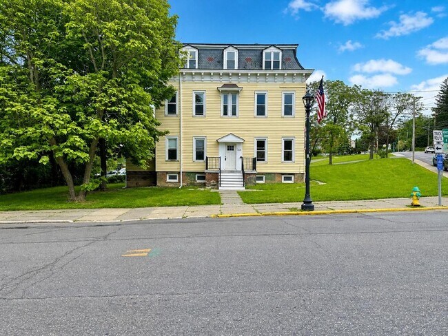 Building Photo - Newly Renovated 2BR on Sought-After Warren Street with Soaring Ceilings
