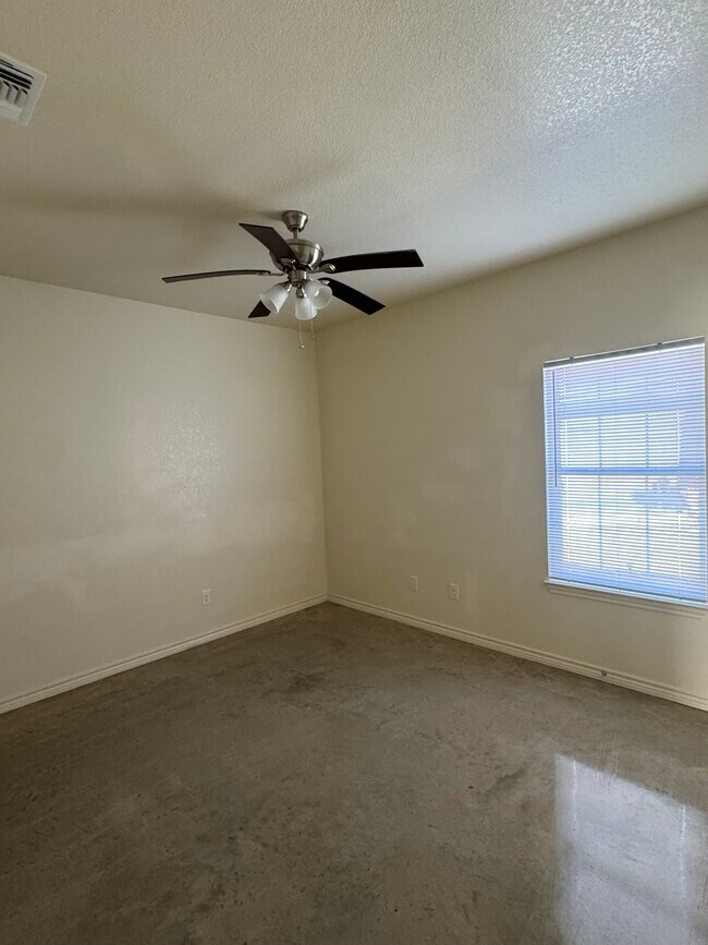 Building Photo - 143 Carley Ct