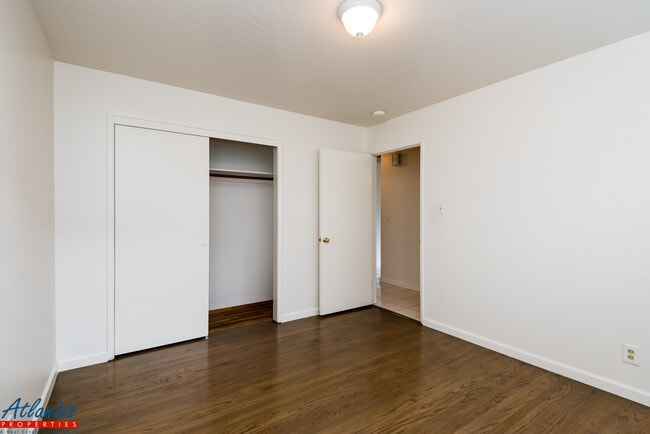 Building Photo - Williams Way 1030/1032