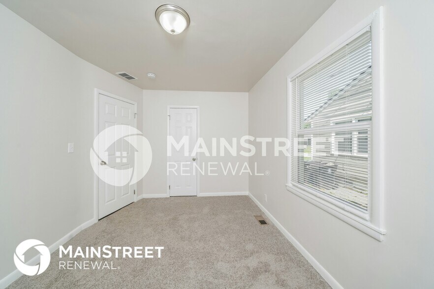 Building Photo - 323 N 43rd St