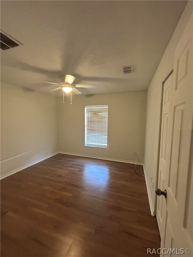 Building Photo - 3075 E Crown Dr