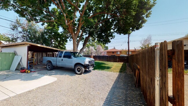 Building Photo - 2 bd 1ba duplex in Longmont!