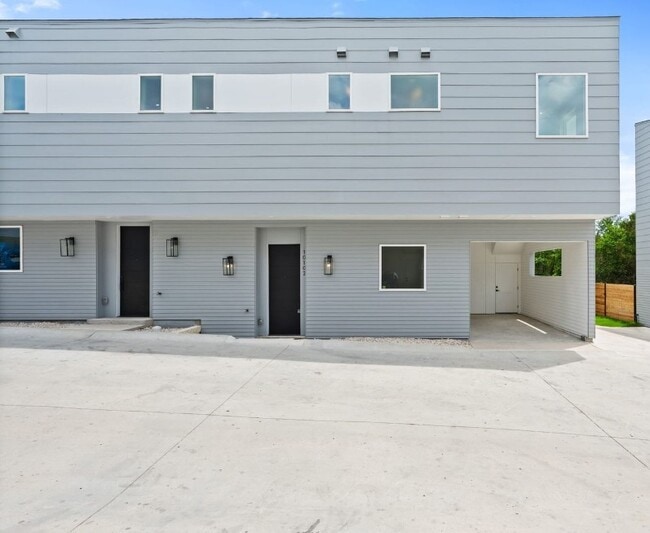 Building Photo - 401 N Bluff Dr