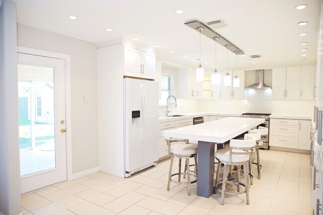 Building Photo - 18234 Sable Tree Dr