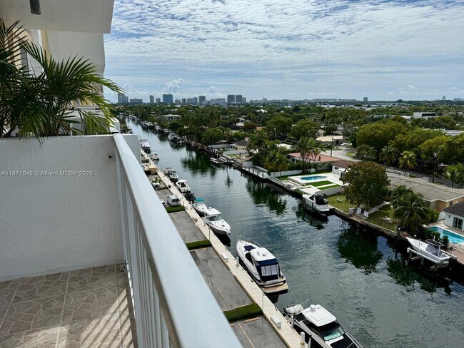 Building Photo - 2000 NE 135th St