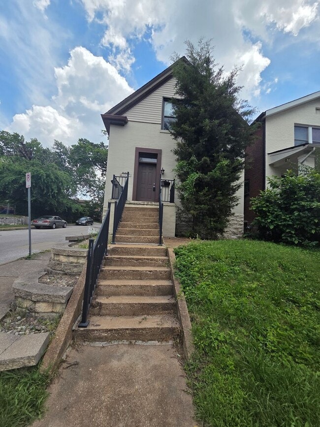 Building Photo - 2 bed/1 bath, Single-family Home! Modern and spacious with off-street parking and a relaxing back...