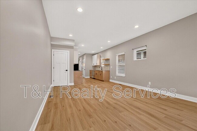 Building Photo - 623 W 39th St