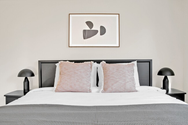 Building Photo - 11000 NE 10th St