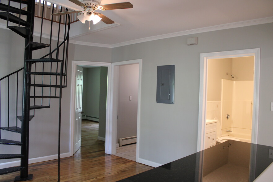 Building Photo - 119 River St
