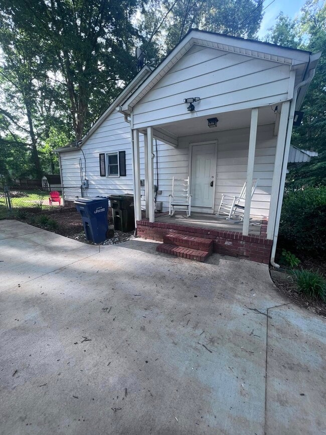 Building Photo - 212 Forestdale Dr