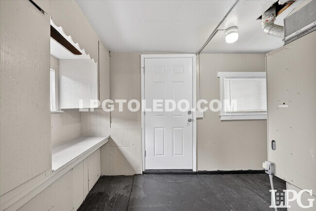 Building Photo - 3905 Peru St